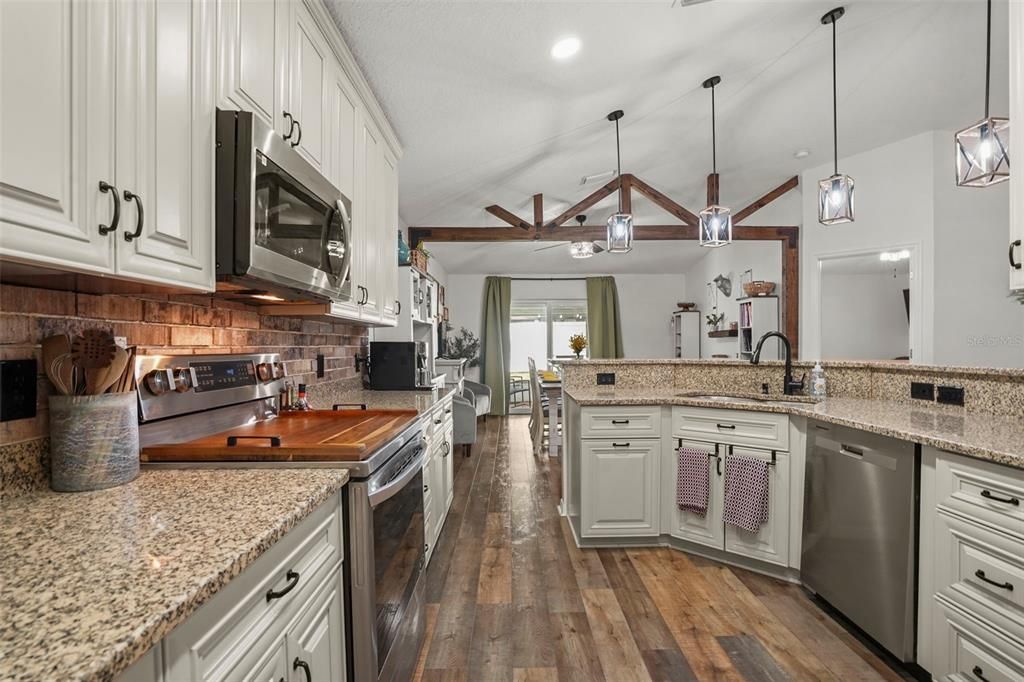 For Sale: $550,000 (3 beds, 2 baths, 1618 Square Feet)