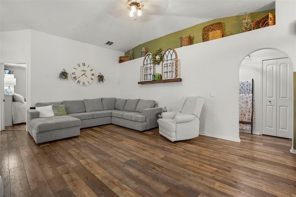 For Sale: $550,000 (3 beds, 2 baths, 1618 Square Feet)