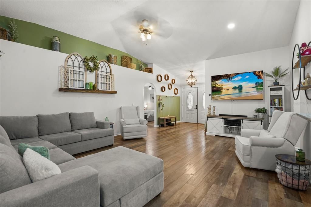 For Sale: $550,000 (3 beds, 2 baths, 1618 Square Feet)