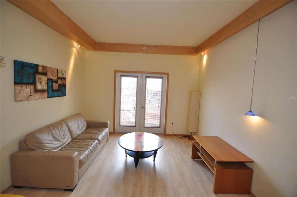 For Rent: $1,350 (1 beds, 1 baths, 670 Square Feet)
