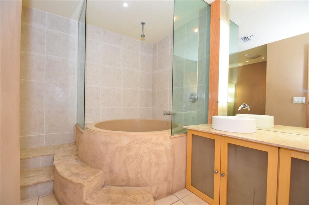 For Rent: $1,350 (1 beds, 1 baths, 670 Square Feet)