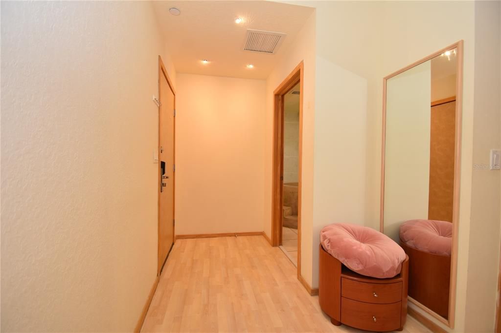 For Rent: $1,350 (1 beds, 1 baths, 670 Square Feet)