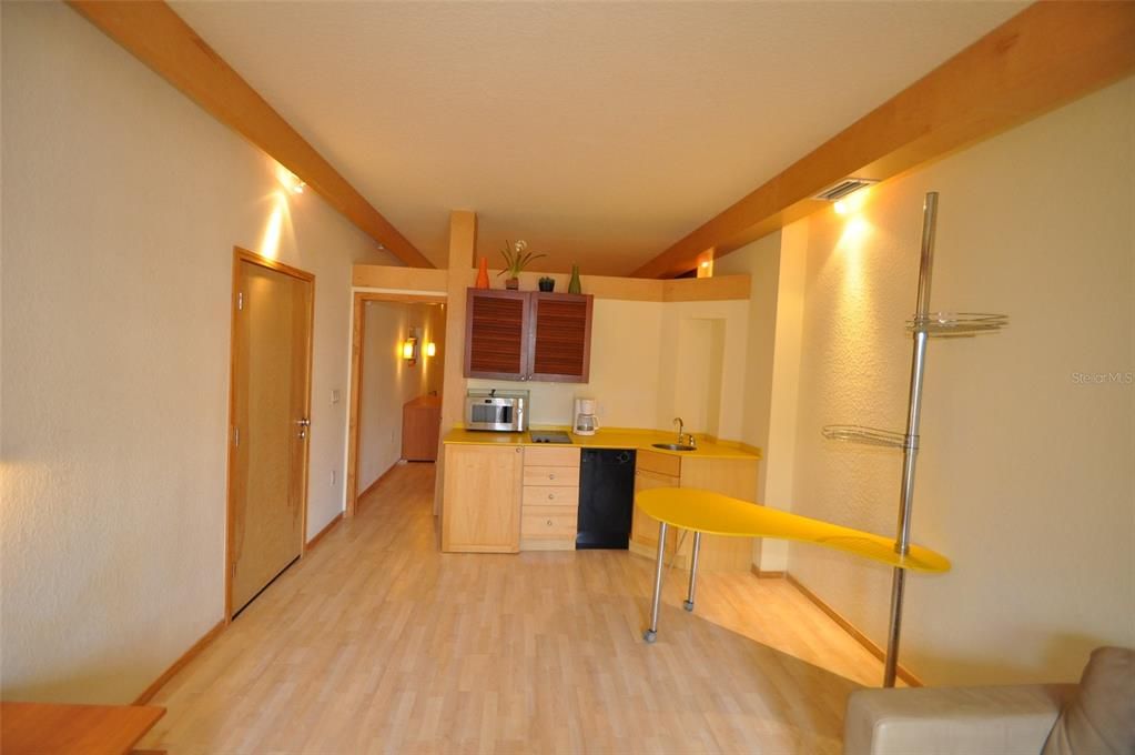 For Rent: $1,350 (1 beds, 1 baths, 670 Square Feet)