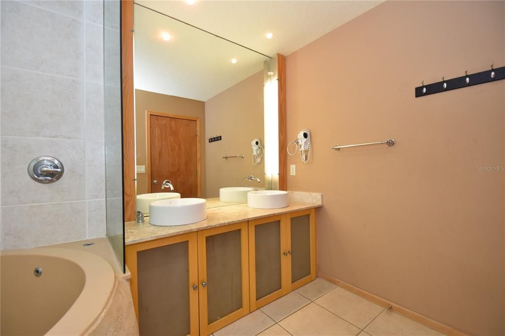 For Rent: $1,350 (1 beds, 1 baths, 670 Square Feet)