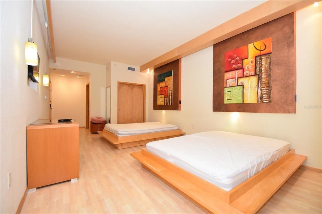 For Rent: $1,350 (1 beds, 1 baths, 670 Square Feet)