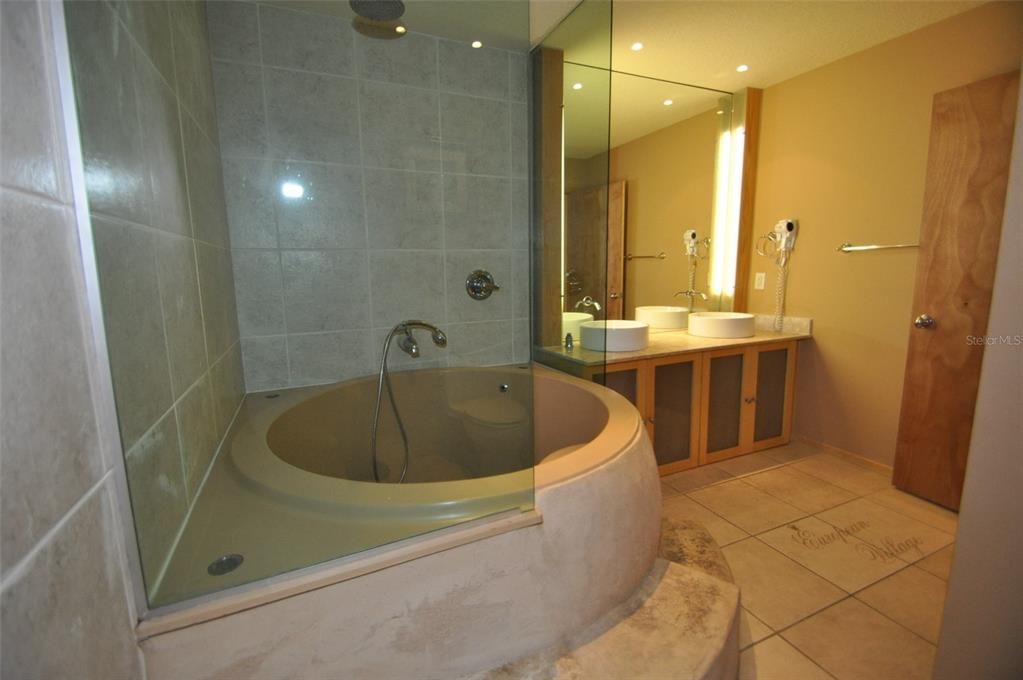 For Rent: $1,350 (1 beds, 1 baths, 670 Square Feet)