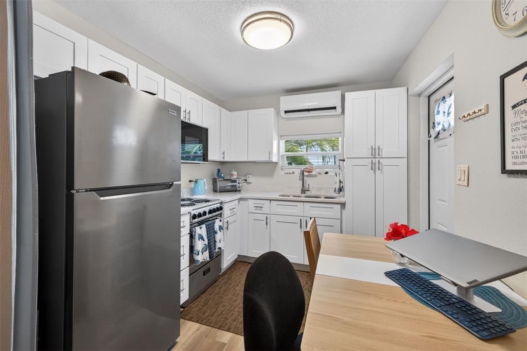 For Rent: $1,500 (1 beds, 1 baths, 250 Square Feet)