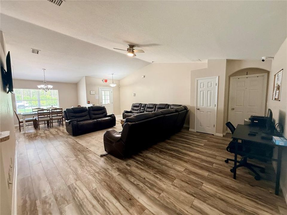 For Sale: $450,000 (5 beds, 3 baths, 2689 Square Feet)