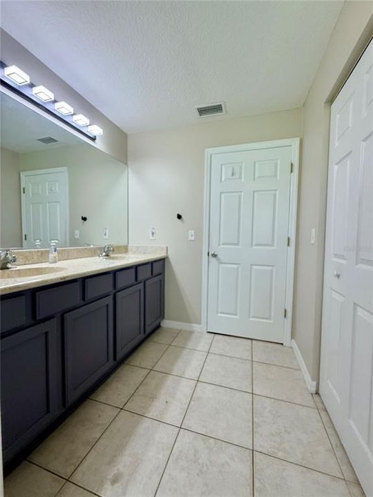 For Sale: $450,000 (5 beds, 3 baths, 2689 Square Feet)