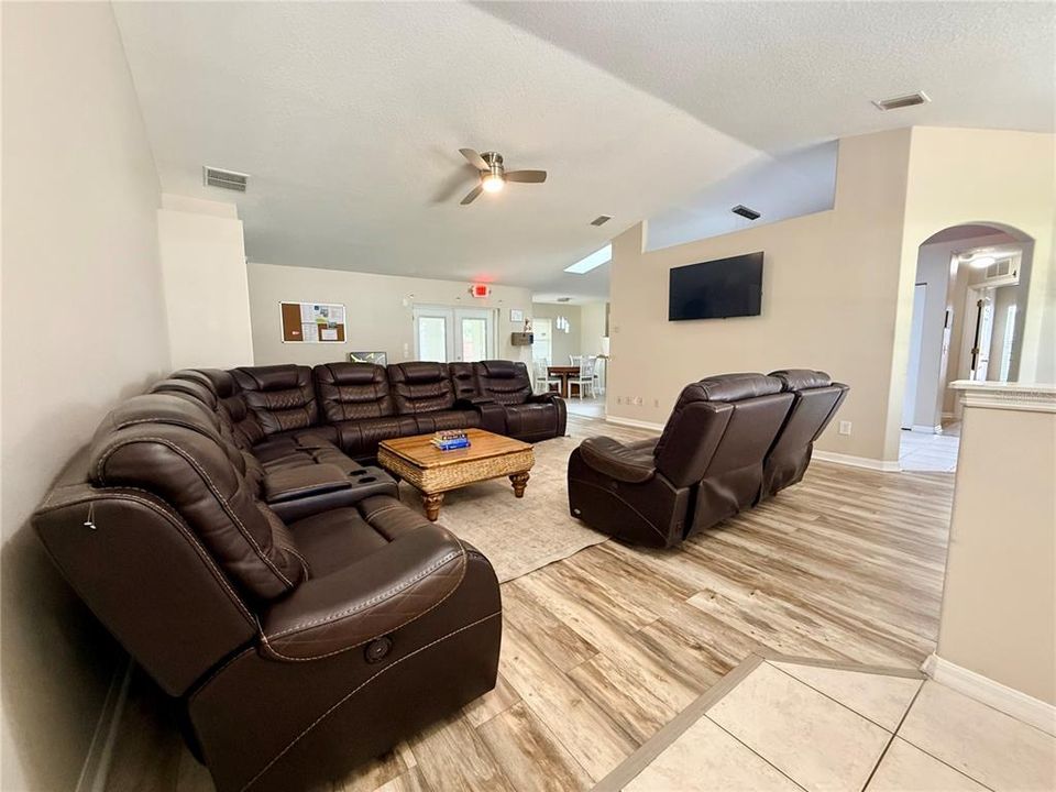 For Sale: $450,000 (5 beds, 3 baths, 2689 Square Feet)