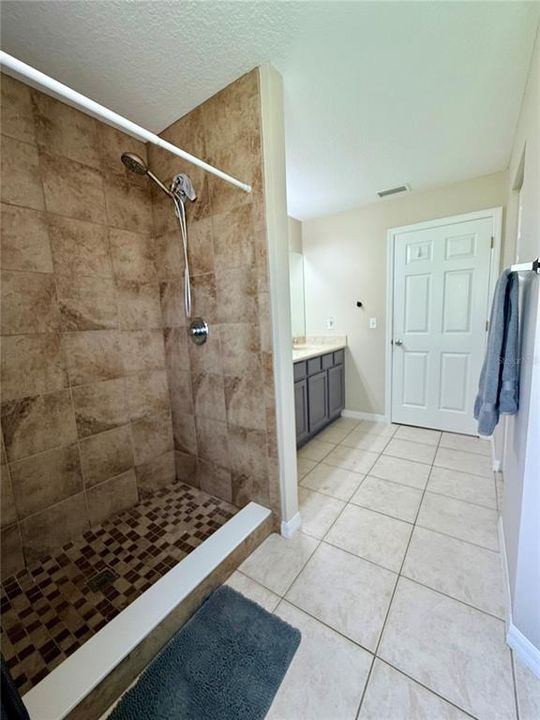 For Sale: $450,000 (5 beds, 3 baths, 2689 Square Feet)