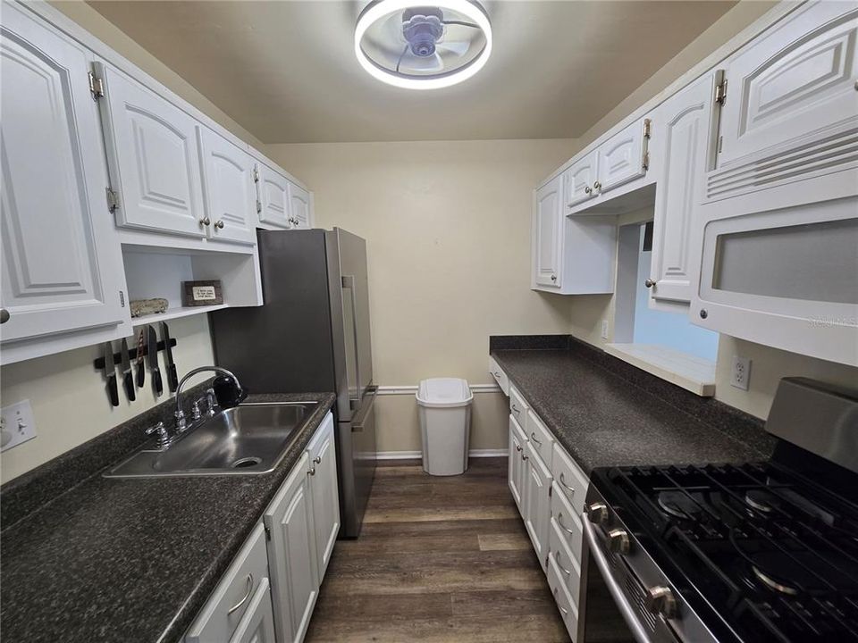 На продажу: $117,000 (2 спален, 2 ванн, 830 Квадратных фут)