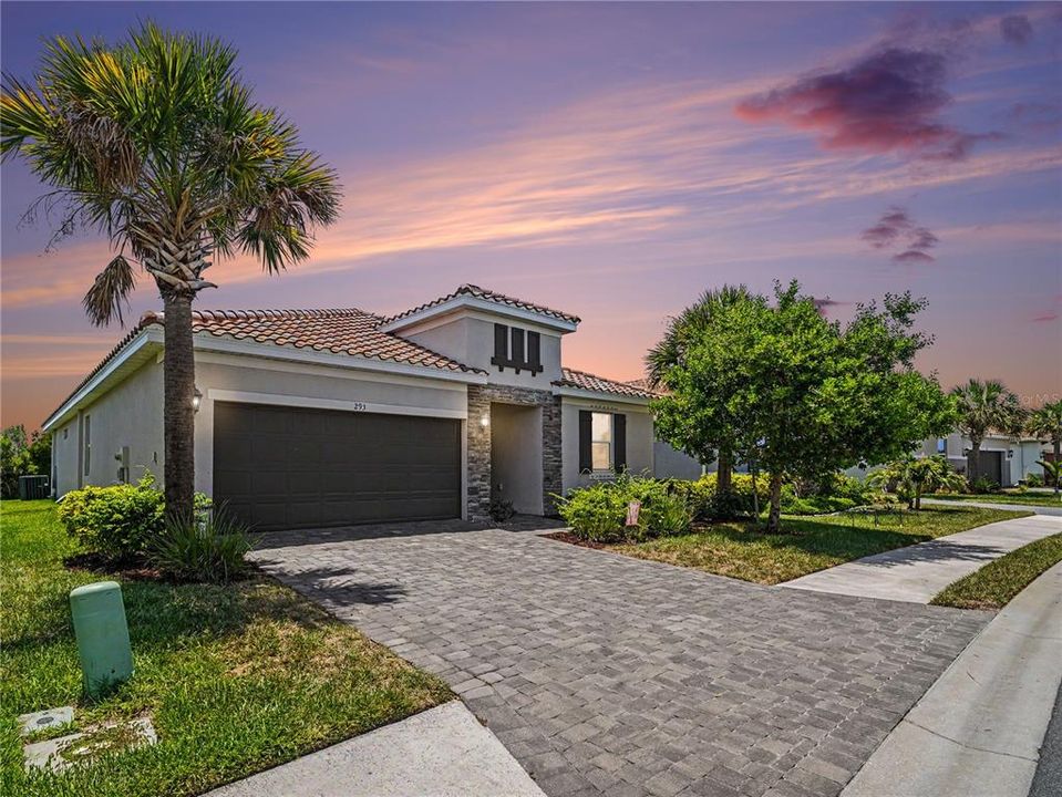 For Sale: $569,000 (4 beds, 2 baths, 2333 Square Feet)