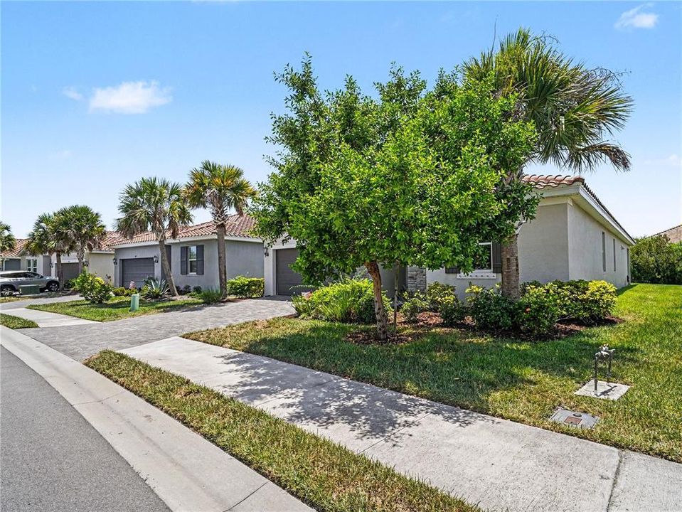 For Sale: $569,000 (4 beds, 2 baths, 2333 Square Feet)