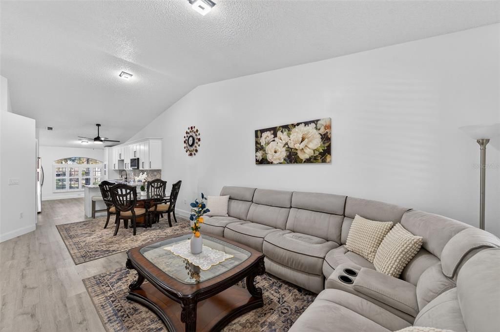 En Venta: $449,900 (3 camas, 2 baños, 1615 Pies cuadrados)