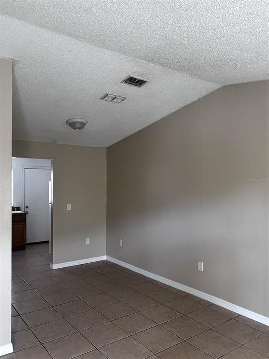 For Rent: $1,300 (2 beds, 1 baths, 850 Square Feet)
