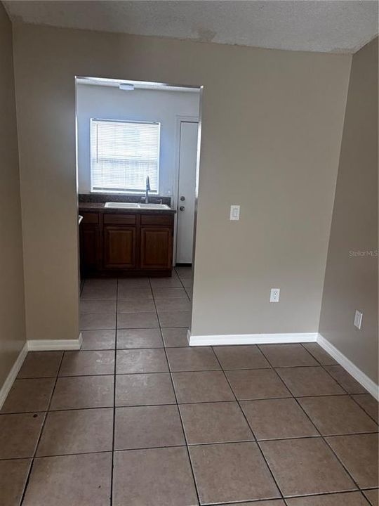For Rent: $1,300 (2 beds, 1 baths, 850 Square Feet)