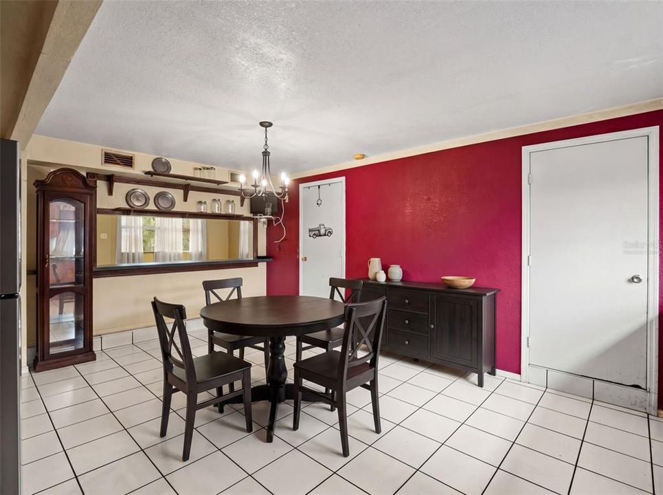 For Sale: $250,000 (3 beds, 2 baths, 1384 Square Feet)