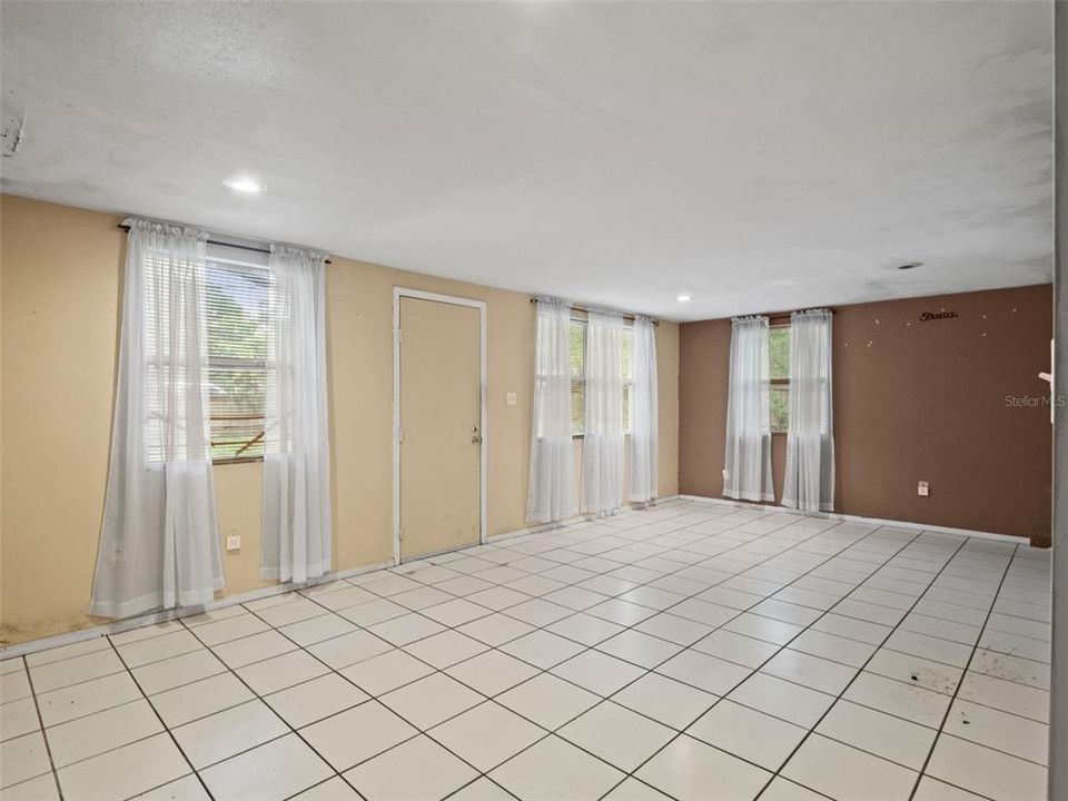 For Sale: $250,000 (3 beds, 2 baths, 1384 Square Feet)