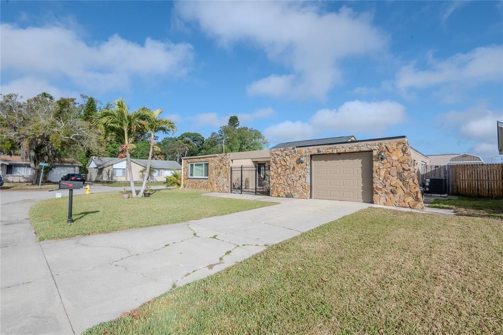 For Sale: $285,000 (2 beds, 2 baths, 1634 Square Feet)