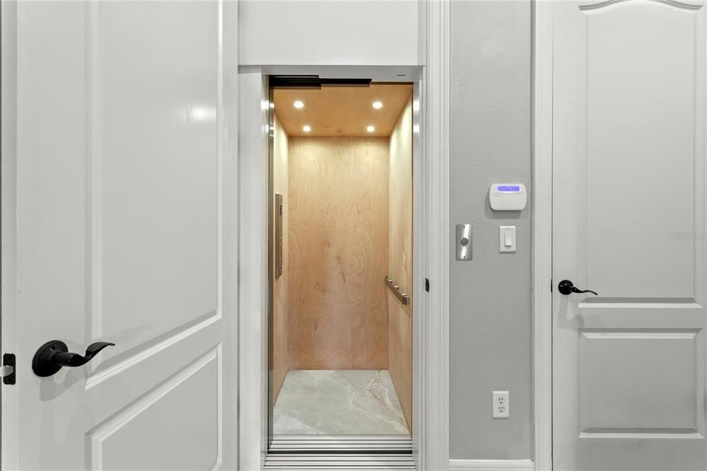 For Sale: $1,990,000 (4 beds, 4 baths, 5317 Square Feet)