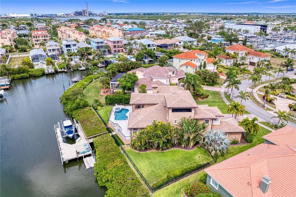 For Sale: $1,990,000 (4 beds, 4 baths, 5317 Square Feet)