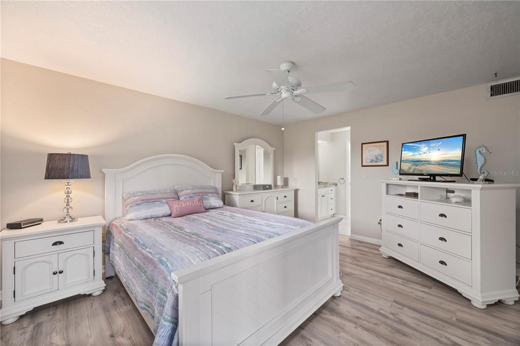 For Sale: $149,900 (2 beds, 2 baths, 1132 Square Feet)