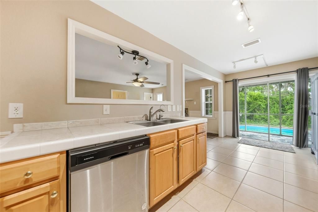 For Sale: $585,000 (4 beds, 4 baths, 4312 Square Feet)