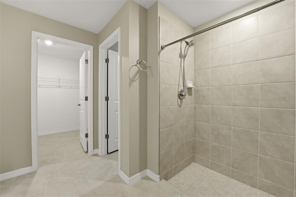 En Venta: $449,000 (4 camas, 2 baños, 1941 Pies cuadrados)