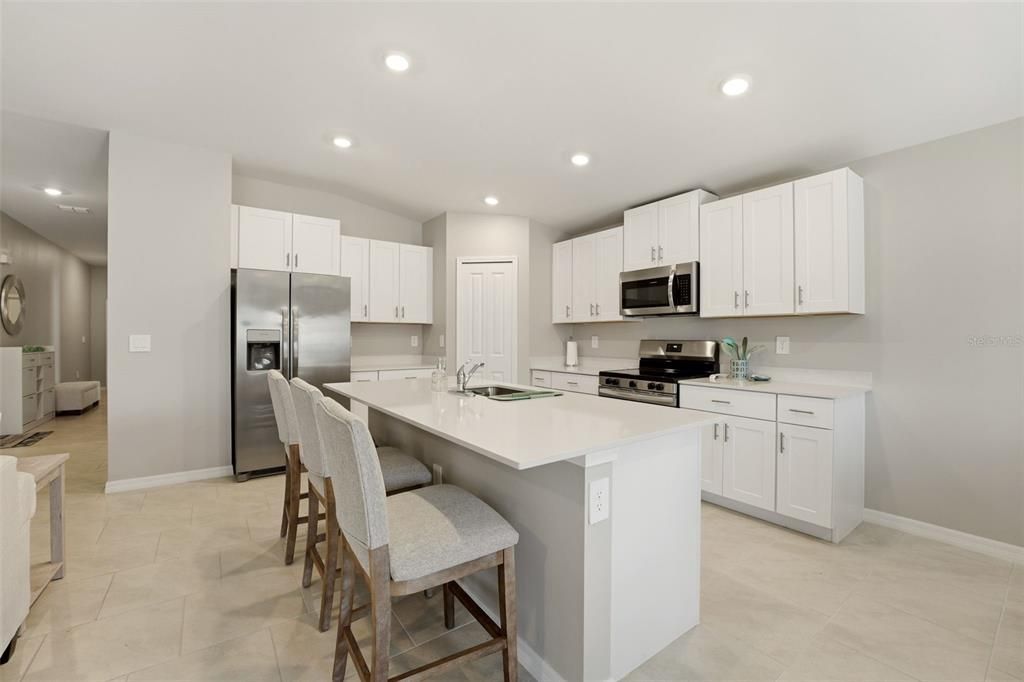 En Venta: $449,000 (4 camas, 2 baños, 1941 Pies cuadrados)
