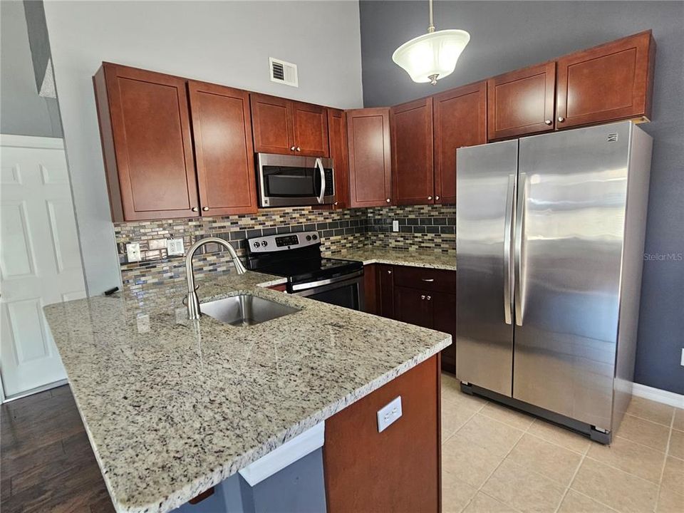 For Rent: $2,000 (2 beds, 1 baths, 797 Square Feet)