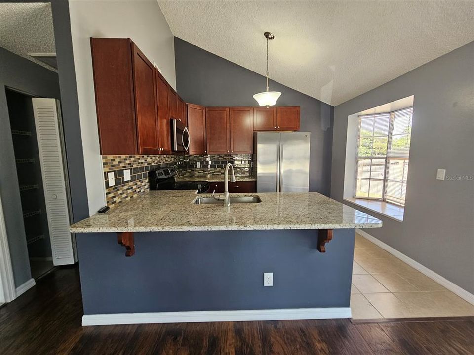 For Rent: $2,000 (2 beds, 1 baths, 797 Square Feet)