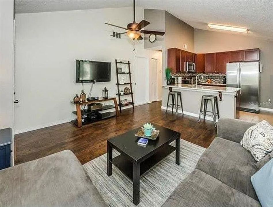 For Rent: $2,000 (2 beds, 1 baths, 797 Square Feet)