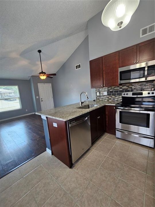 For Rent: $2,000 (2 beds, 1 baths, 797 Square Feet)