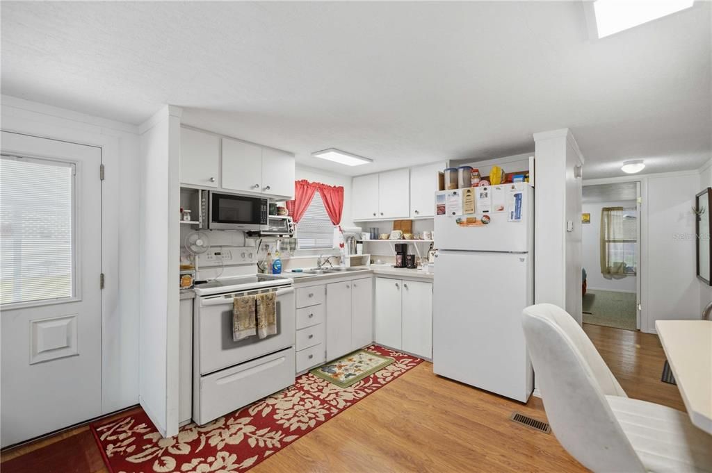 For Sale: $135,000 (2 beds, 1 baths, 1040 Square Feet)