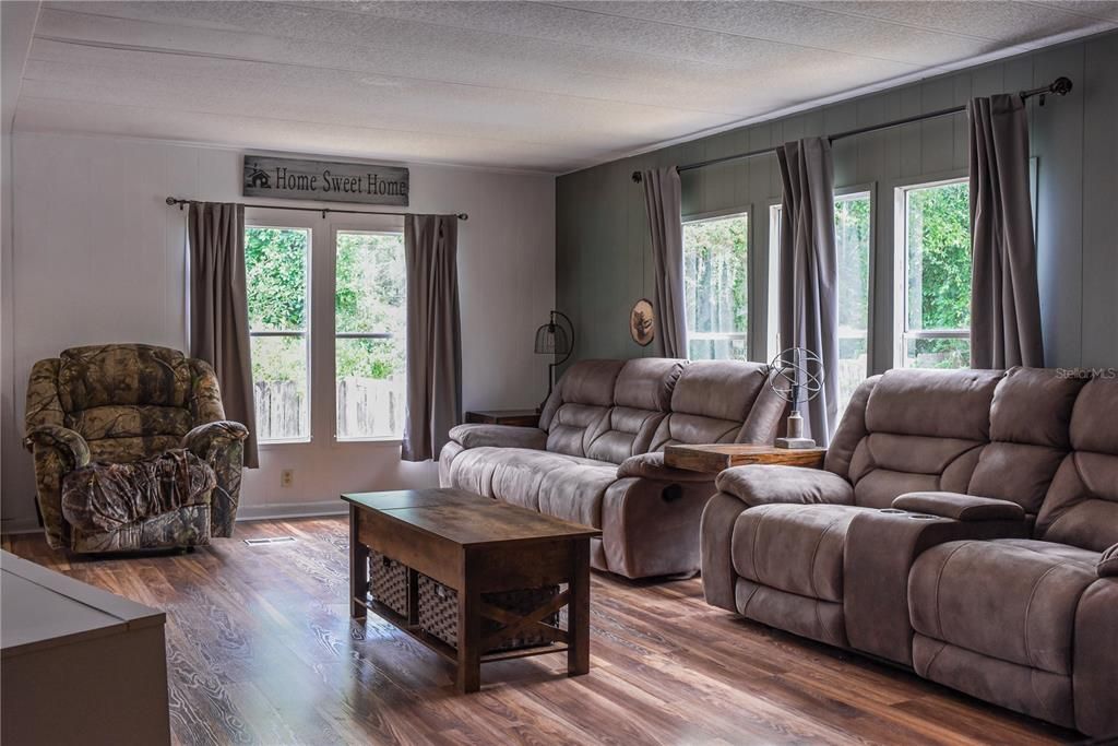 For Sale: $155,000 (3 beds, 2 baths, 1440 Square Feet)