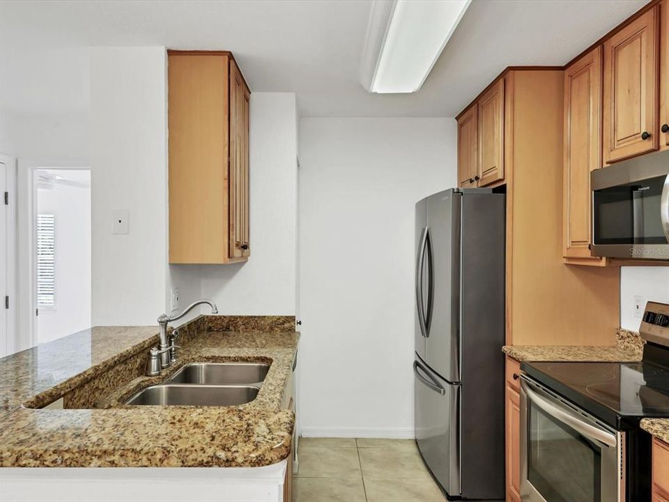 На продажу: $229,900 (2 спален, 2 ванн, 1108 Квадратных фут)
