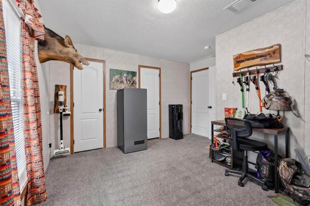For Sale: $300,000 (2 beds, 2 baths, 1040 Square Feet)