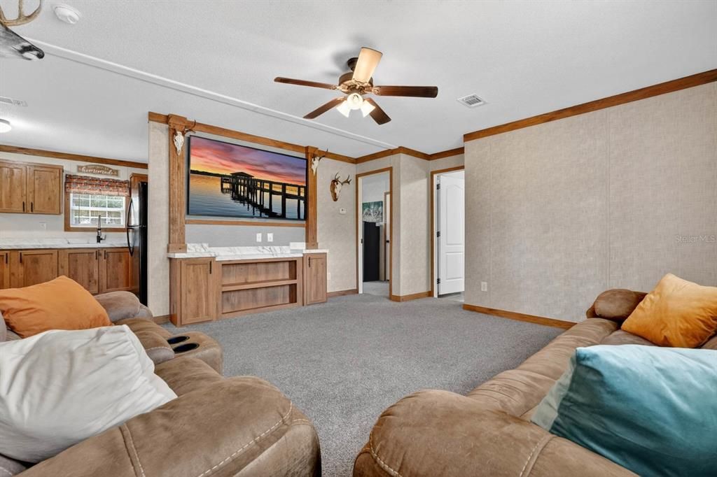 For Sale: $300,000 (2 beds, 2 baths, 1040 Square Feet)