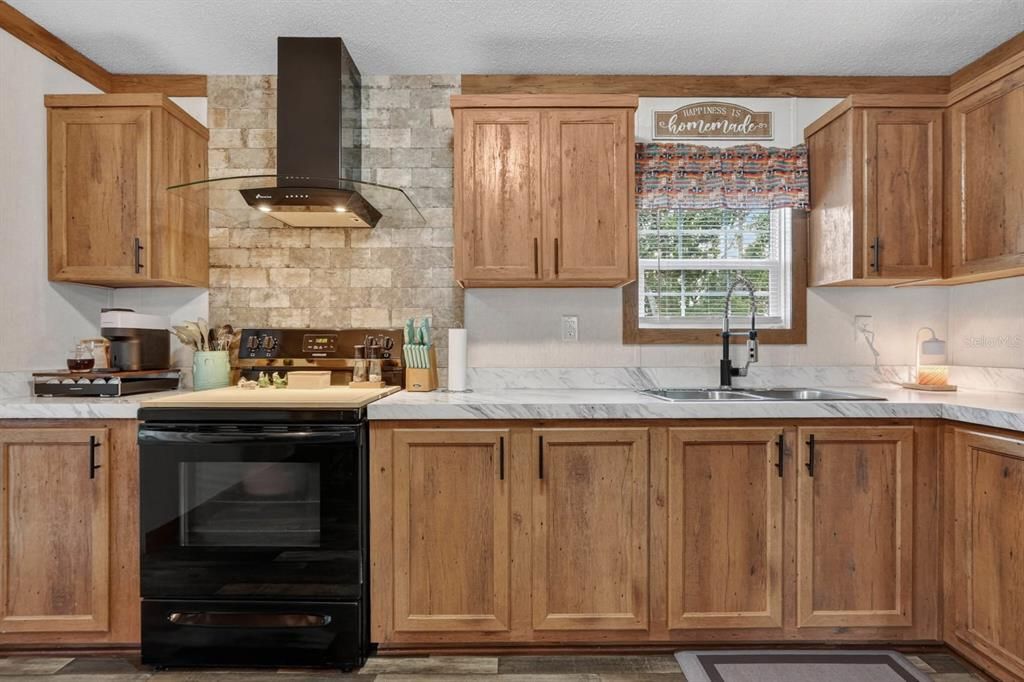 For Sale: $300,000 (2 beds, 2 baths, 1040 Square Feet)
