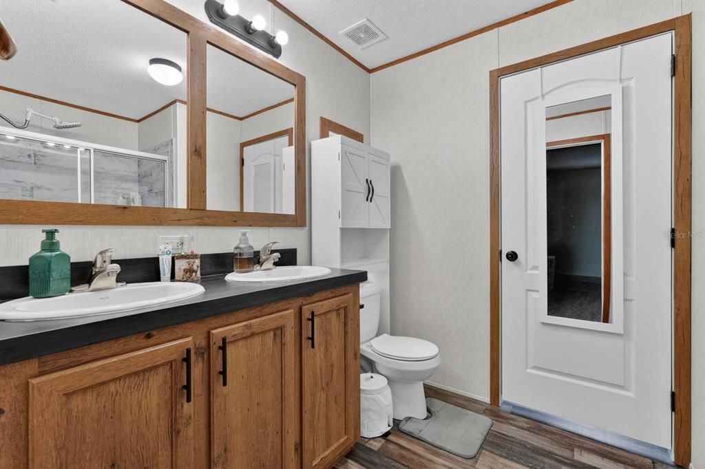 For Sale: $300,000 (2 beds, 2 baths, 1040 Square Feet)