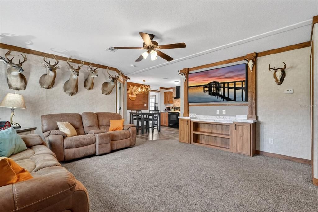 For Sale: $300,000 (2 beds, 2 baths, 1040 Square Feet)