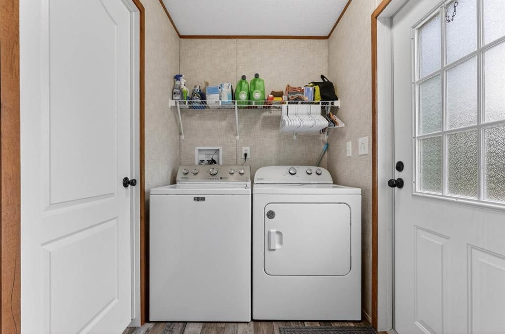 For Sale: $300,000 (2 beds, 2 baths, 1040 Square Feet)