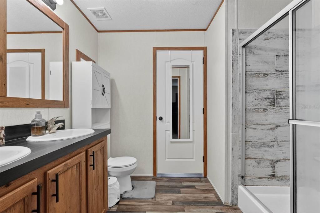 For Sale: $300,000 (2 beds, 2 baths, 1040 Square Feet)