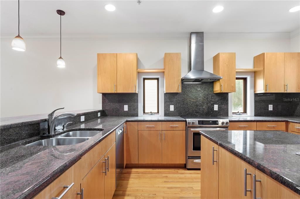 En Venta: $749,900 (3 camas, 3 baños, 2895 Pies cuadrados)