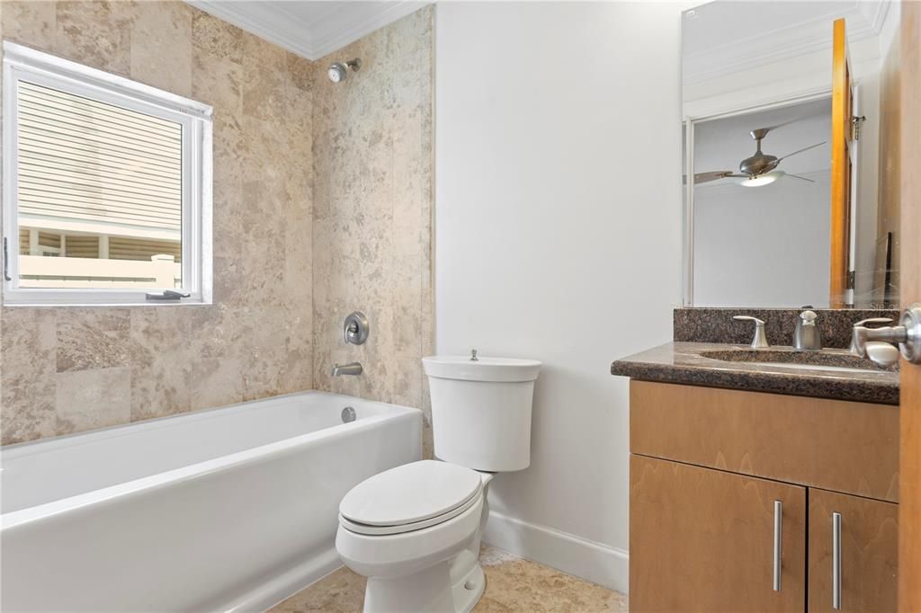 En Venta: $749,900 (3 camas, 3 baños, 2895 Pies cuadrados)