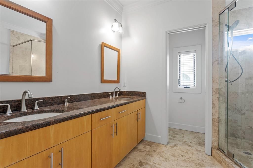 En Venta: $749,900 (3 camas, 3 baños, 2895 Pies cuadrados)