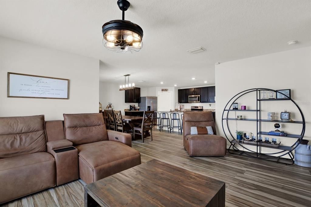 For Sale: $340,000 (4 beds, 2 baths, 1828 Square Feet)