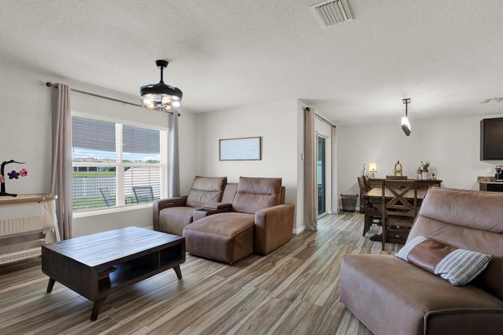 For Sale: $340,000 (4 beds, 2 baths, 1828 Square Feet)