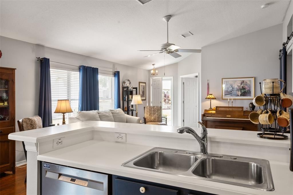 For Sale: $324,900 (2 beds, 2 baths, 1341 Square Feet)